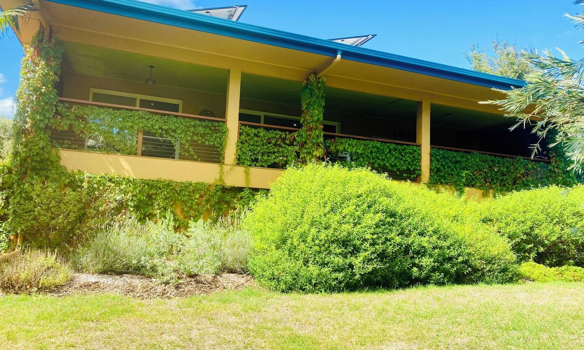 Capel Sound House | Tropical oasis/pet friendly. Golf, hot springs, beach nearby. Large games room.