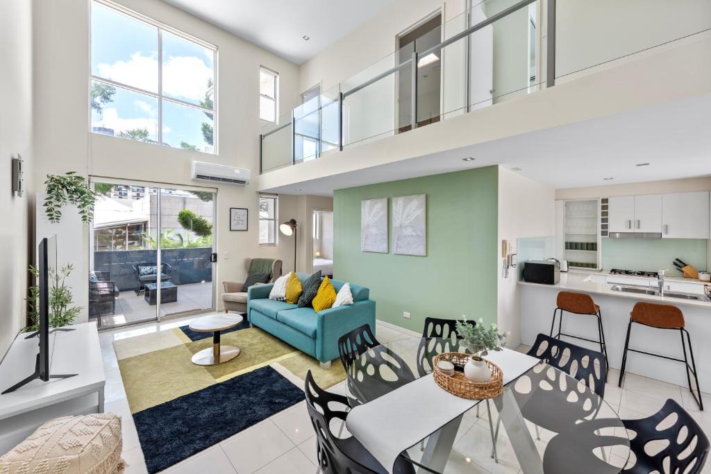 South Brisbane Apartment | Two-Level 3BR Apt with Rooftop Balcony & 2 Car Parks