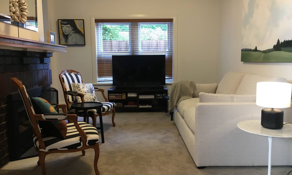 Albert Park Apartment | Two Terrific A+ Albert Park Apartments. 4BR. 2BTH.