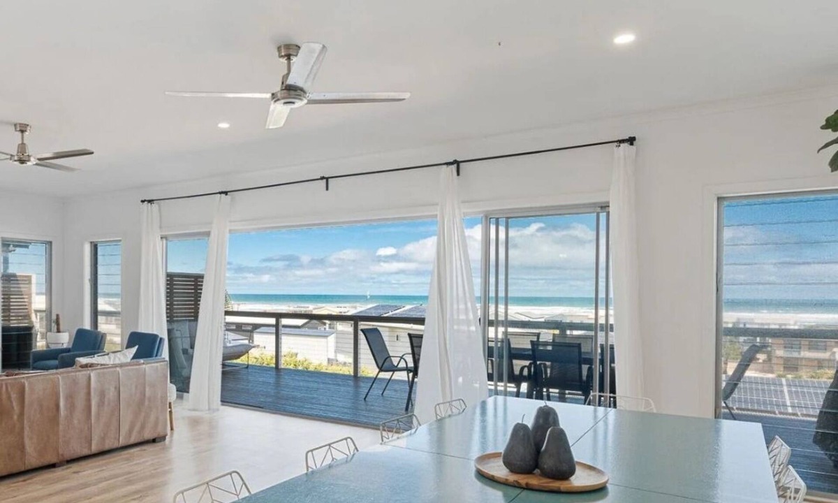 Middleton House | Ultimate in Middleton Coastal Style with Views – Sleeps 10
