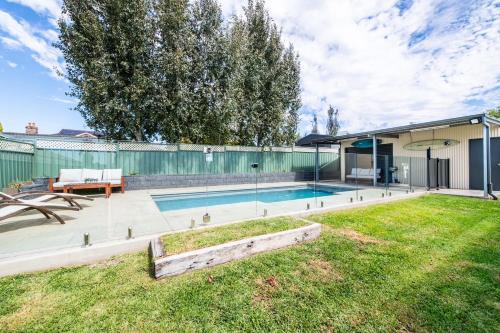 Dubbo House | Under the Grapevines with Pool & BBQ