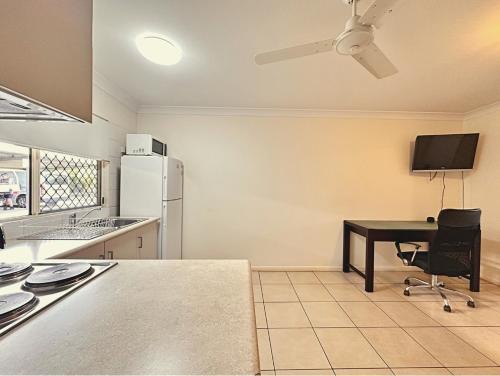 Moranbah Apartment | Unit 3 37 St Francis Dr Neat 1BR - AC & Parking