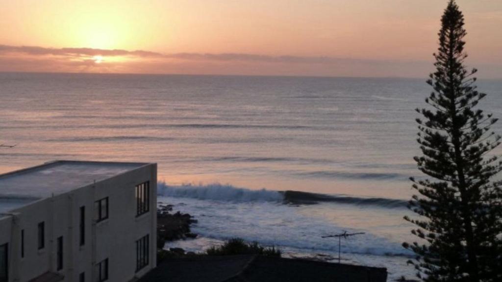Caloundra Apartment | Unit 5 Sanctuary Shores, Kings Beach - Free Wifi