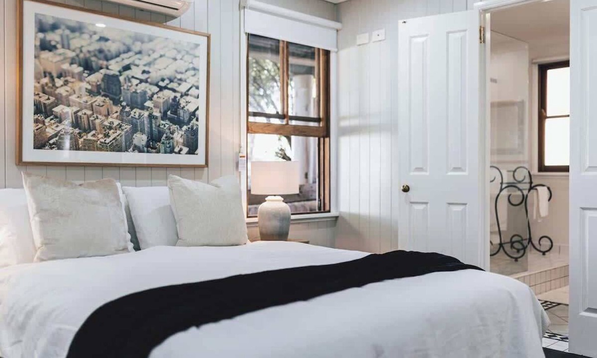 Eastern Heights House | Urban Getaway Colonial 2 bed Apartment Ipswich