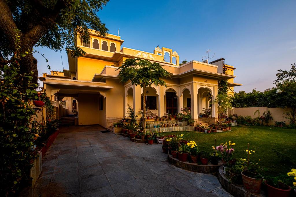 Shavri Colony Apartment | Urban Pinnacle, 2br close to Pichola Lake by Roamhome