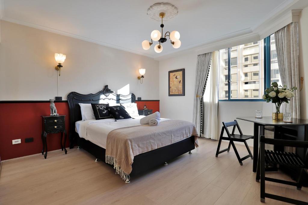 Haymarket Apartment | Vintage Charm 3BR Abode - Views丨 Parking丨Gym丨 Pool