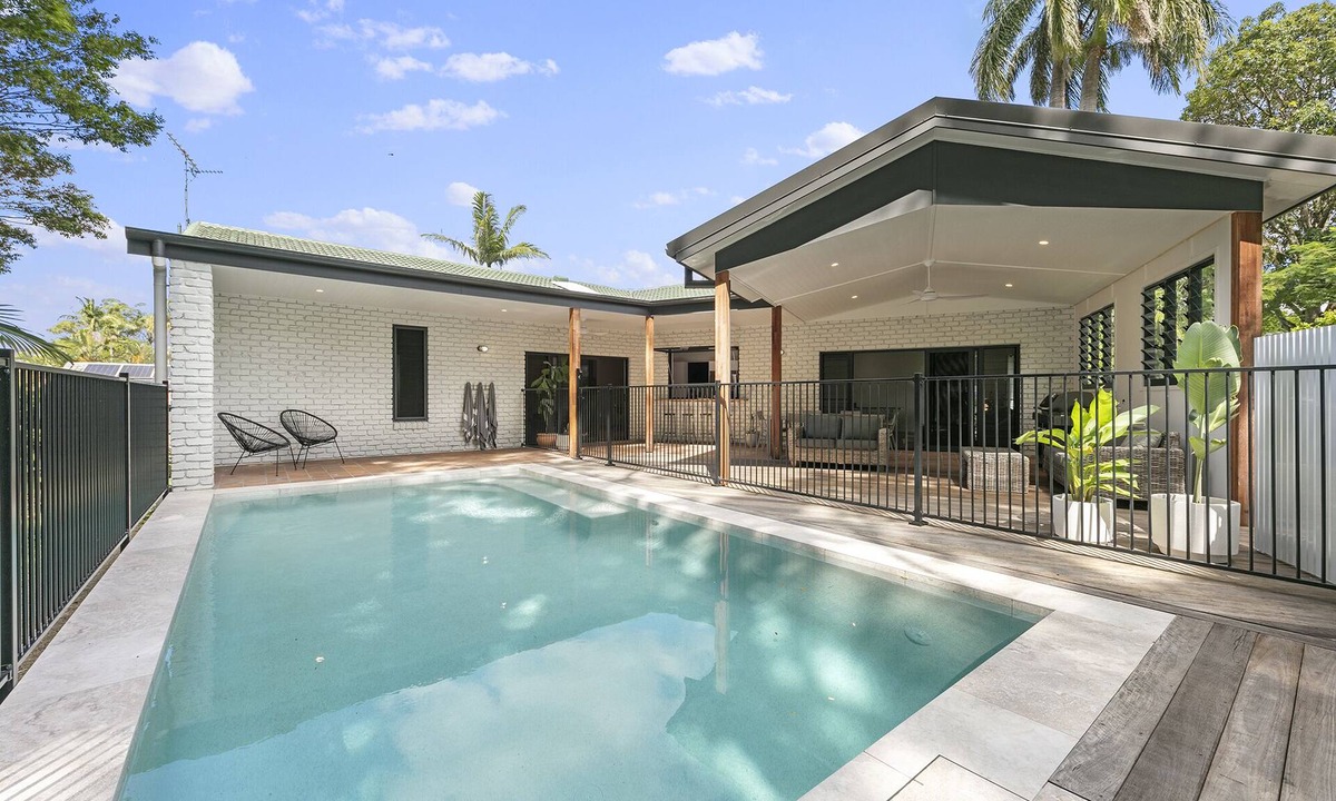 Maroochydore House | Walk to Beach! Amazing Outdoor Entertainment Area with Pool & Firepit !