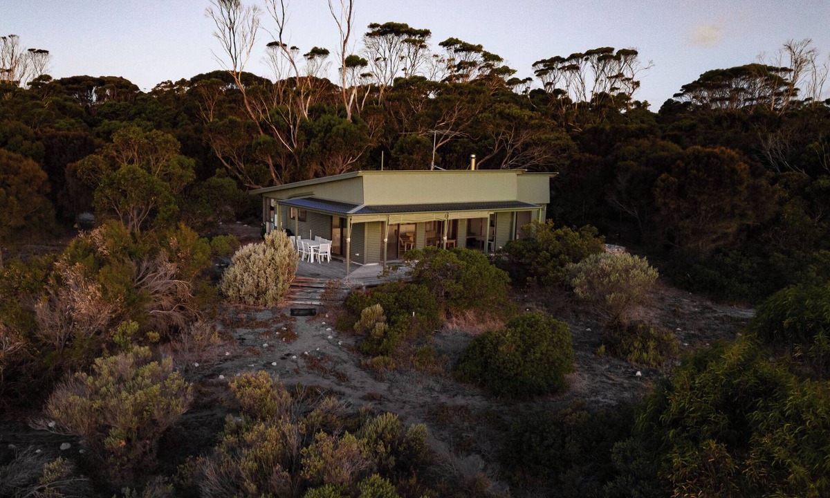 Dudley West House | Wallaby Beach House | 15% Off Weekly!