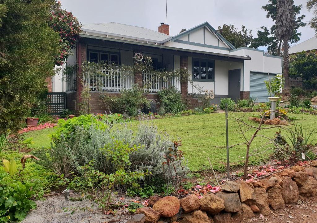 Bridgetown House | Walnut Cottage - 2 bedroom pet friendly country cottage