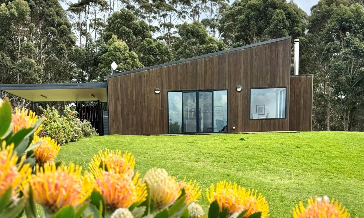 Shadforth House | Walnut Grove: Modern comfort with expansive views
