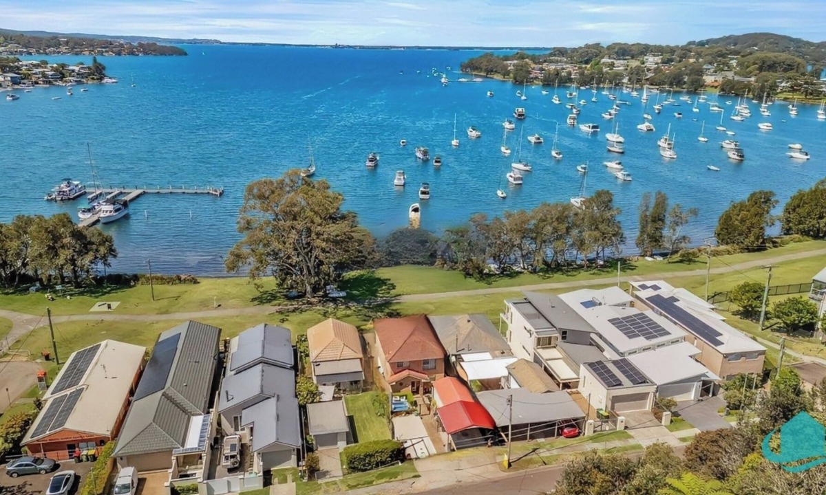 Wangi Wangi House | Wangi Waterfront Escape, Walk to Cafes, Parks & Lake Reserve