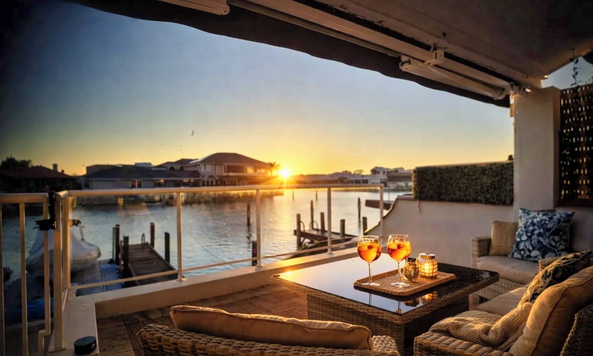 Halls Head House | Waterfront Canal Retreat | Jetty, Kayaks & Dolphin