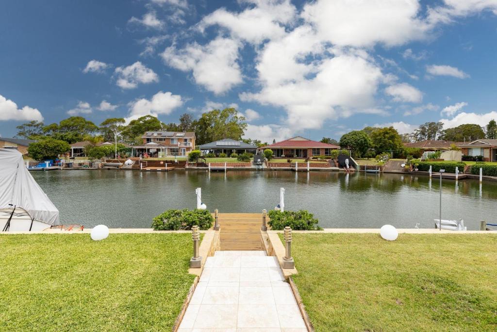 Forster House | Waterfront Haven with your own private jetty