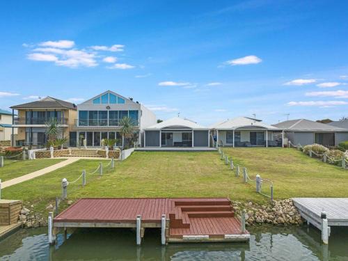 Nangkita House | Waterfront house private jetty Kaya provided