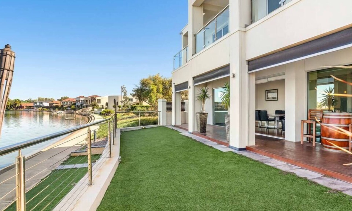 West Lakes House | WATERFRONT, pontoon, golf, beach, kids play area.