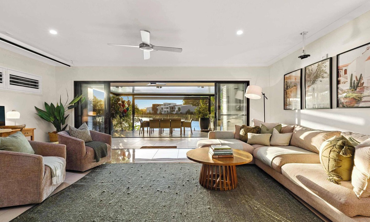 Maroochydore House | Waterfront Stay at Sunshine Villa
