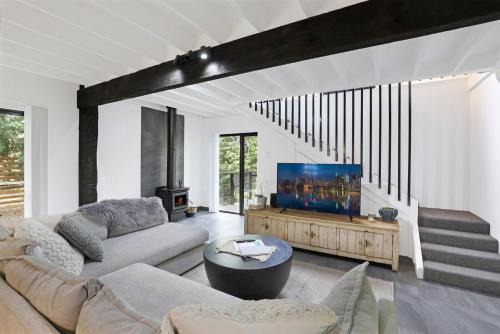 St. Georges Basin House | Waterfront Stay, Pet Friendly