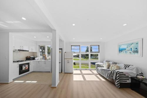 Koonawarra House | Waterside 3 BDR House with Fully Fenced & Car Park