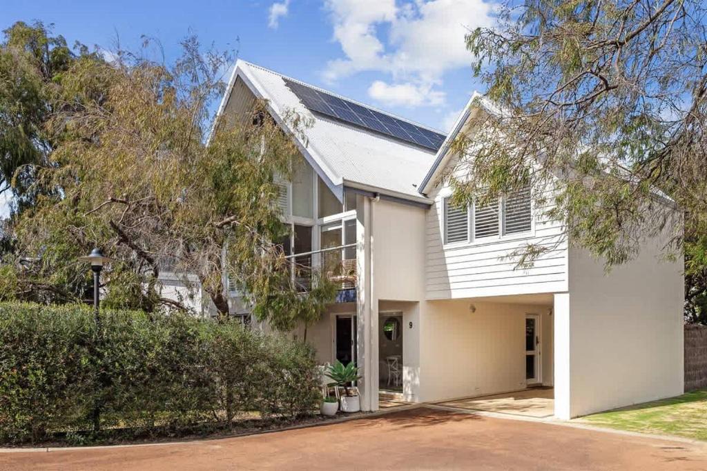 Quindalup House | Wattle - Sought-After Beachfront Haven near Town Centre