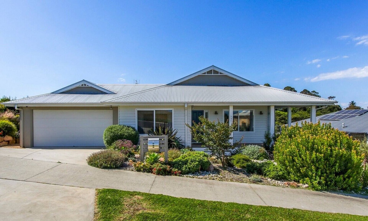 Lake Bunga House | Waves and Blossoms | Spacious Coastal Escape
