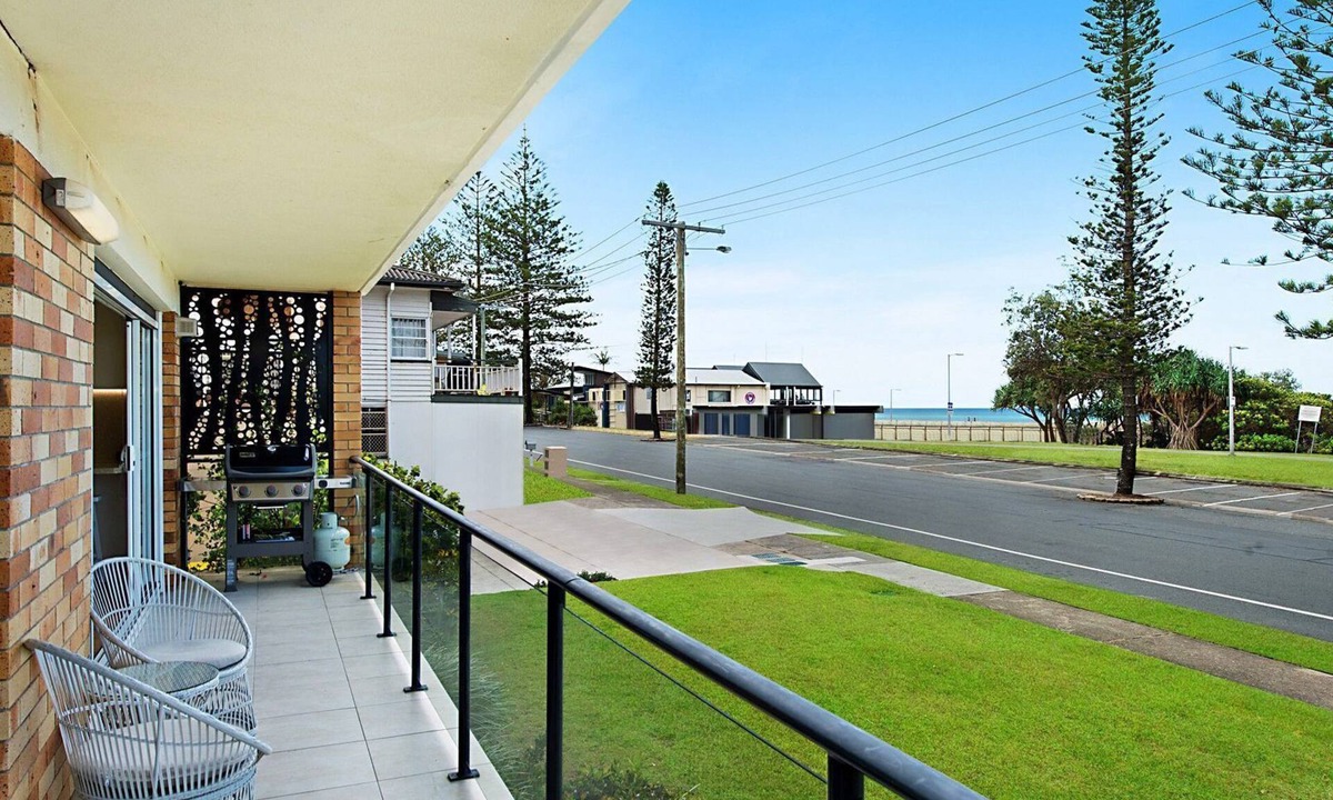 Bilinga Apartment | Waves at North Kirra - Bilinga North Kirra Beachfront - Linen Provided - Min. 3 Night Stays!