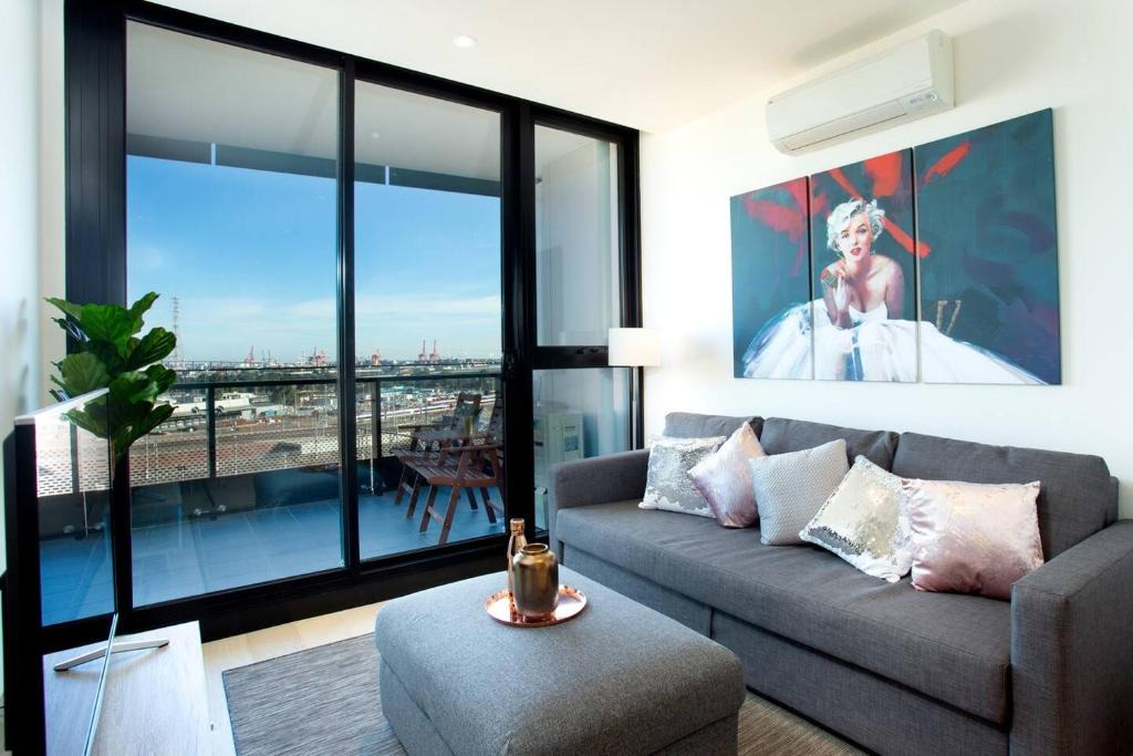 West Melbourne Apartment | Well-connected North Melbourne Escape with Balcony