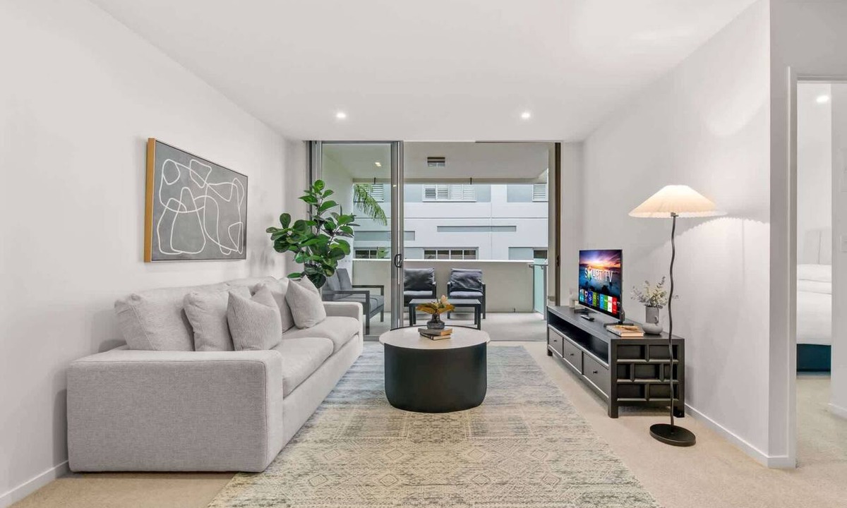 West End Apartment | West End Flat with Pool and BBQ Access