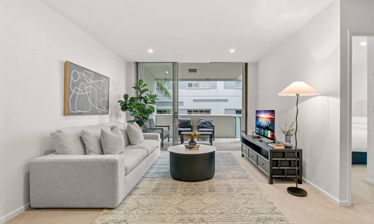 West End Apartment | West End Flat with Pool and BBQ Access