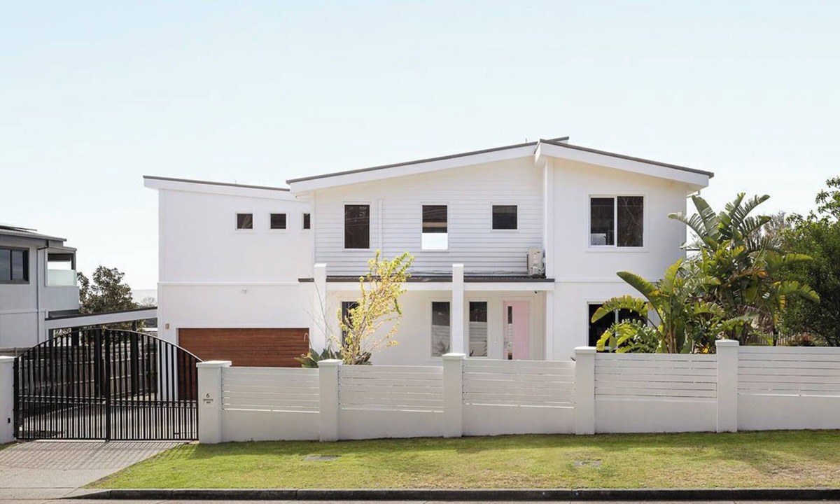 McCrae House | Where style meets the sea: 180° Views & Beachside Living