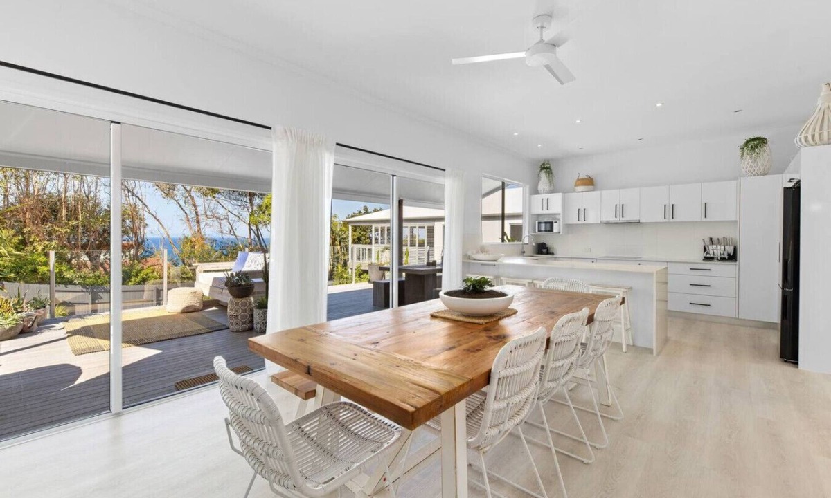 Sunshine Beach House | `WHITE BEACH HOUSE` High on Belmore, PETS welcome