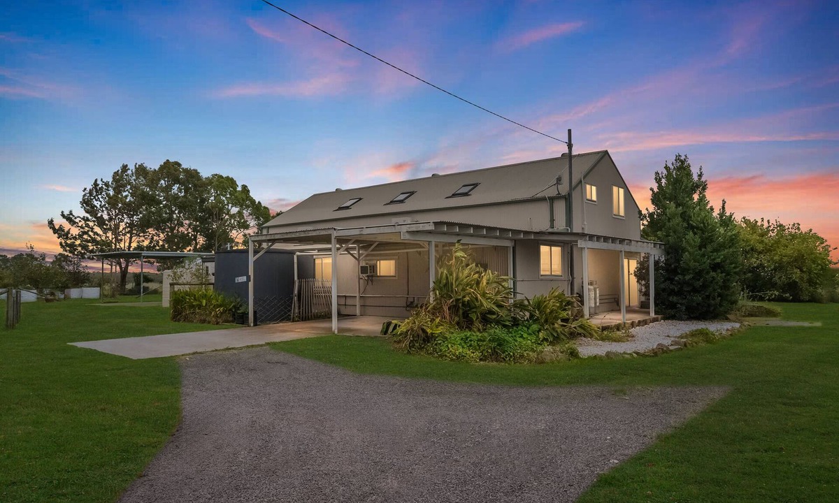 Fullerton Cove House | Willow Barn on 9 country acres - Huge Swim Spa - Sleeps upto 20