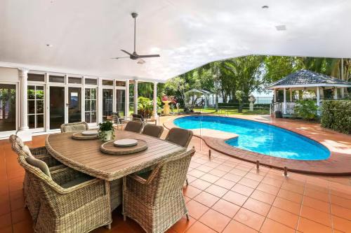 Kewarra Beach House | Willow Garden Stays Cairns - Beachfront 4 Bedroom Luxury Holiday Home