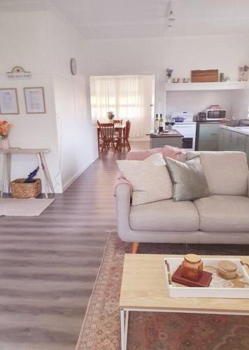 Stanthorpe House | Willows Cottage on Anzac