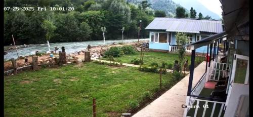 Laripora Other | windowsar river cottages