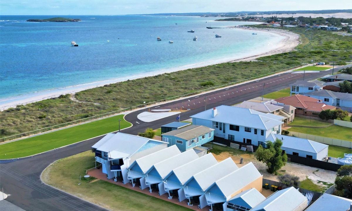 Lancelin Apartment | Windsurfer Beach Chalet 2 - No Frills holiday vibe