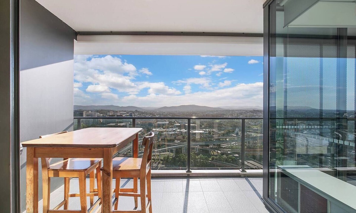 Bowen Hills Apartment | Windward Inner city Skyline Stay with Pool Access