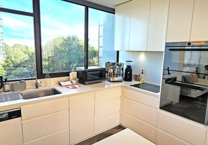 Beautiful harbour views, stylish apartment with pool & parking