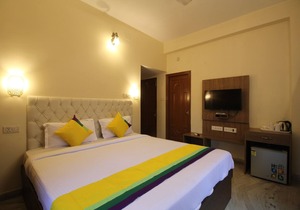 Deluxe AC Room w/Balcony at Anamitra Guest House #3