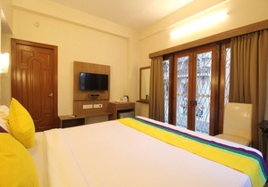Deluxe AC Room w/Balcony at Anamitra Guest House #3