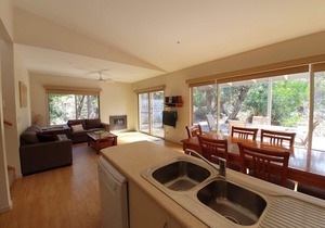Fabulous self contained lakeside accommodation in a natural bush setting in Forge Creek