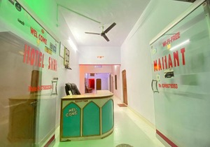 Hotel Shri Mahant Orchha 5 mint Walking from Ram Raja Temple