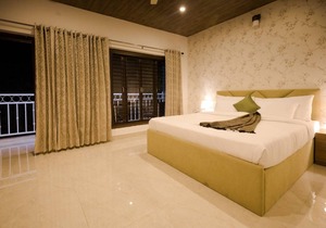 Oakwood 302 - Elegant Private Room With Balcony at Landour, Mussoorie