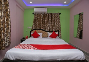 OYO 22566 Red Velvet Inn