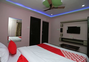 OYO 22566 Red Velvet Inn