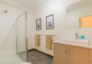 Unit 3-83 Thompson Ave, in the heart of Cowes, includes linen.