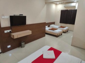 Hotel Midtown Inn | Trimbak