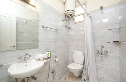 Hauz Khas Resort | Private room ∙ 3 guests