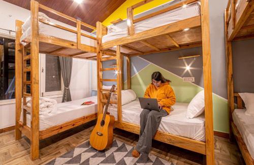 Mallital Hostel | Zostel Plus Nainital (Naina Range)