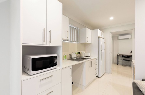Rocklea Apartment | 1 Bdr Apt w/AC & Kitchen | Parking | 114F1