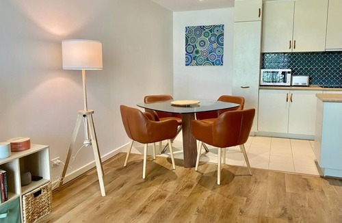 East Perth Apartment | 1-bed riverside Apartment - walking distance to Optus Stadium, parking and pool